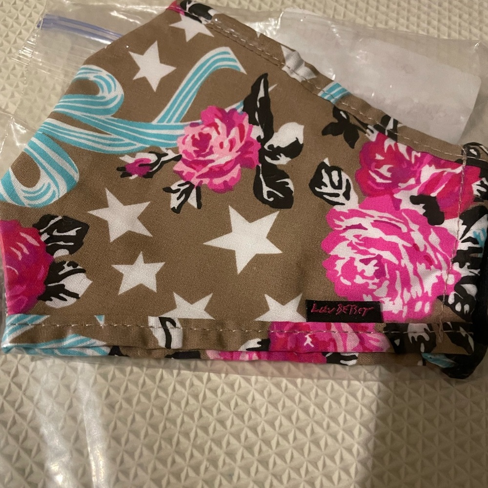 2 Masks 😷 - Picture 3 of 4